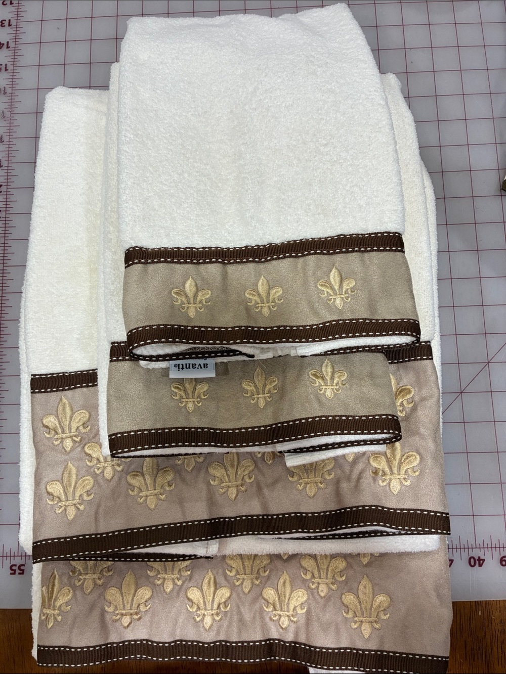 Avanti vintage Bath Towel Set with Gold Fleur-de-Lis Trim